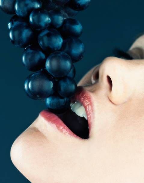recebendo uvas na boca